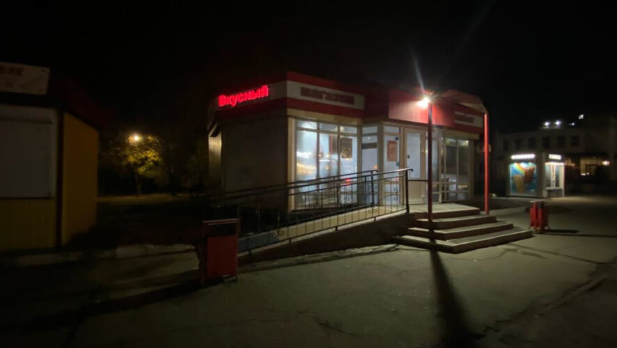 Хозяин не пристегнул двухколесный транспорт противоугонным средством.