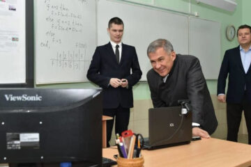 В школах начали тестировать обучение на онлайн-платформах Яндекса и Сбербанка.