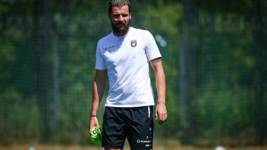 Нападающий ответил в комментарии болельщику