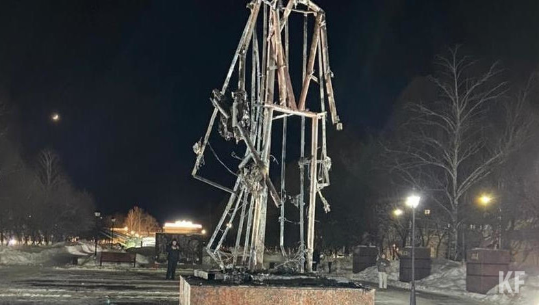 Прежний монумент был сожжен детьми 16 марта.