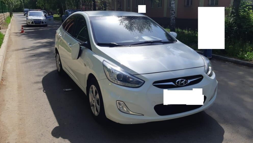 Он выбежал из парка на проезжую часть.