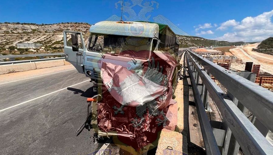 На трассе образовалась пробка.