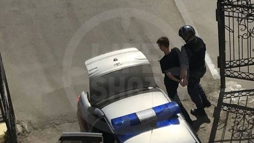 Преподаватель получила два ранения в шею