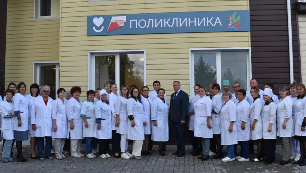 Для комфорта пациентов в холле повесили панель с видеороликами