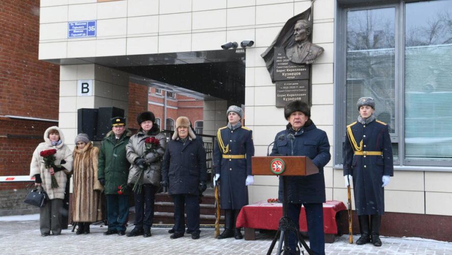 Доска установлена на Горького