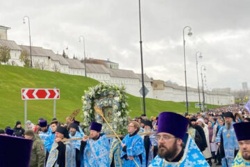 Тысячи верующих идут от Благовещенского собора Казанского Кремля к собору Казанской божьей матери.