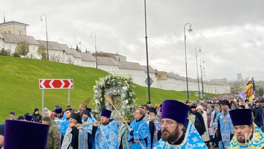Тысячи верующих идут от Благовещенского собора Казанского Кремля к собору Казанской божьей матери.