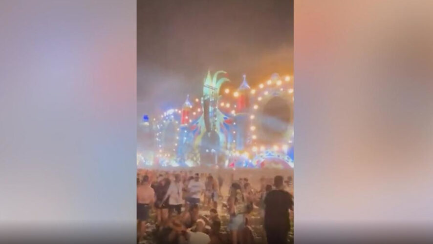 Причиной тому стал ураганный ветер.