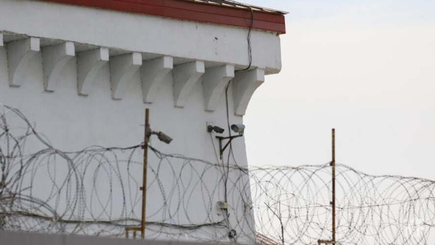 Ранее мужчину посадили за&nbsp;незаконное хранение оружия и боеприпасов.