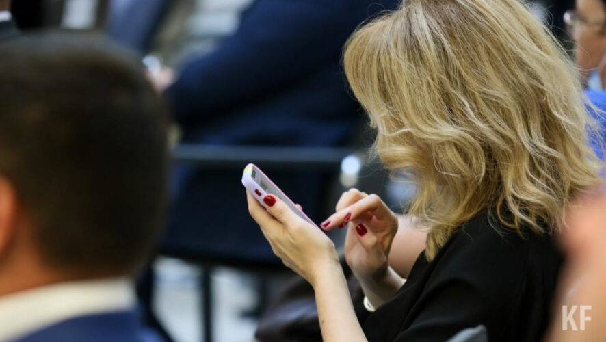 Эксперт посоветовала за 2-3 часа до сна надо откладывать телефон и любые другие экраны