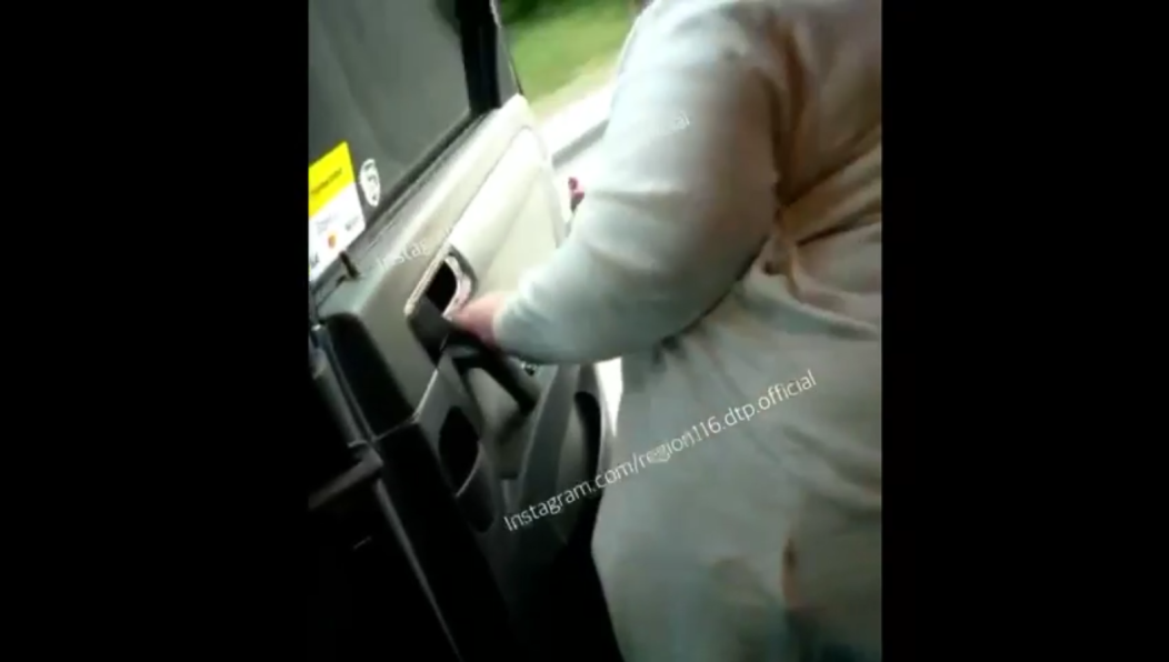 Мужчину оштрафуют за опасное вождение и непристёгнутого пассажира.