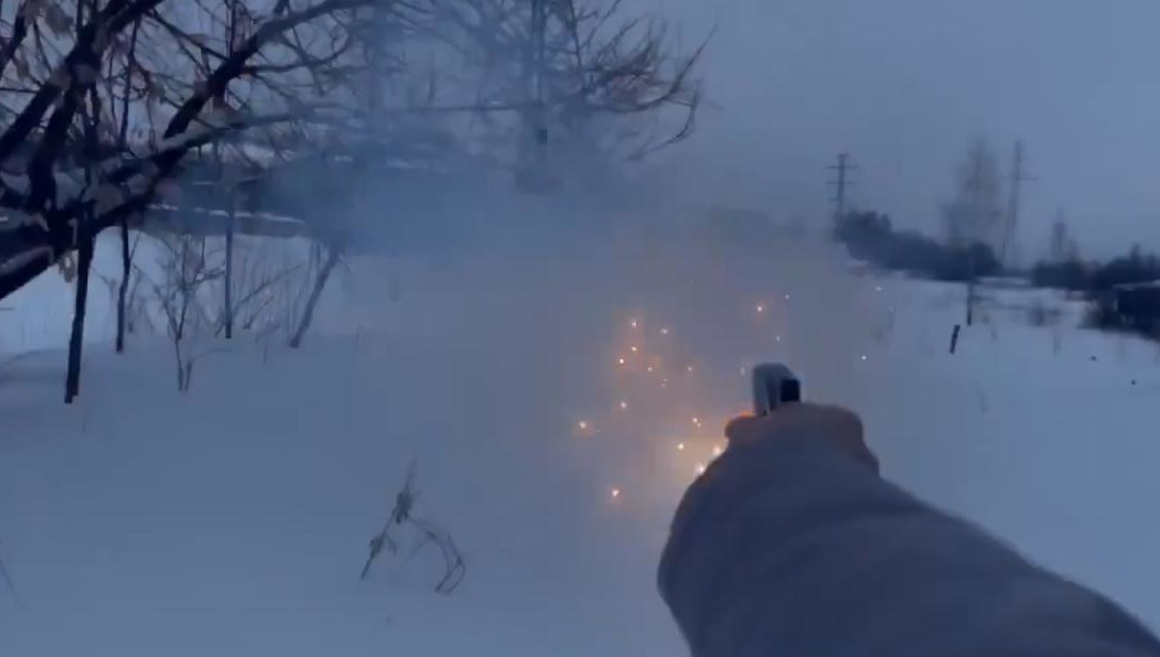 Гаджет работает на электрической батарее и картриджах двух типов.