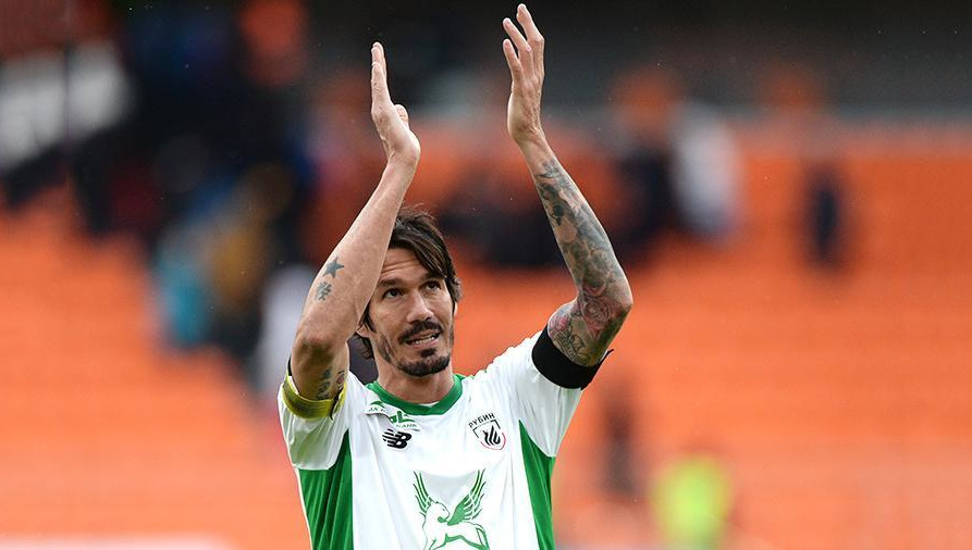 Легенда «Рубина» подарил мальчику мяч с автографом.