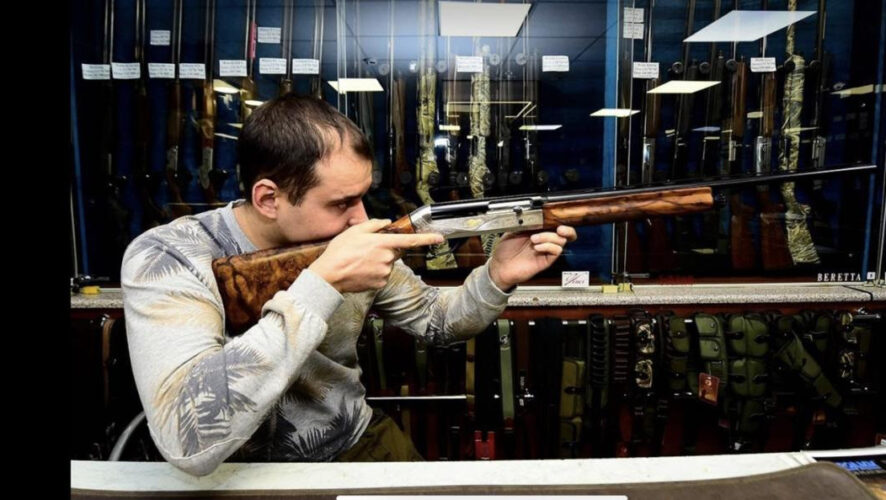 Возраст владения огнестрелом повышен до 21 года. Помимо знаний правил безопасного обращения с оружием владельцы и желающие получить лицензию должны проверять свое здоровье. Обследоваться придется каждые пять лет.