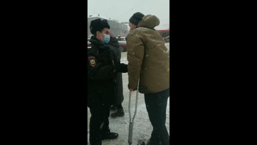 Активисты попросили помощи у полицейского