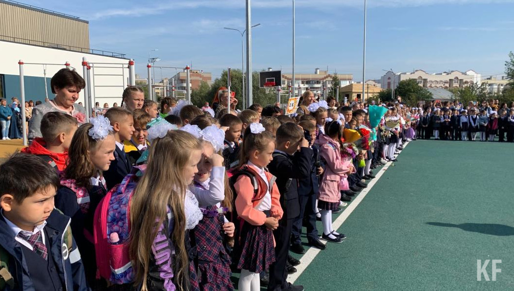 Возле здания открыли Аллею памяти.