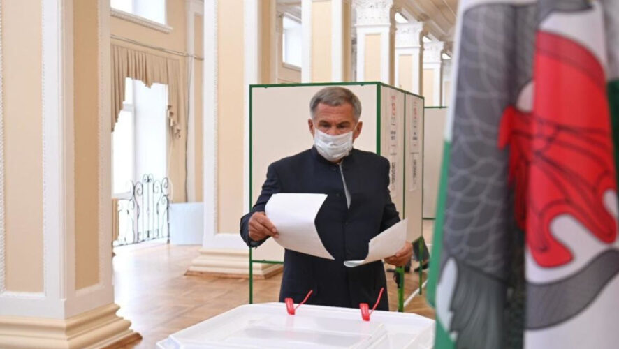 Вместе с лидеров республики на участок также прибыла&nbsp;Гульсина Минниханова.