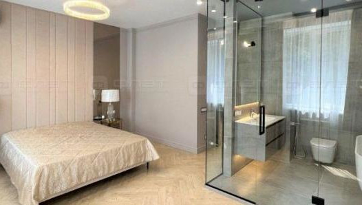 Таких прозрачных туалетов в квартире целых две штуки.