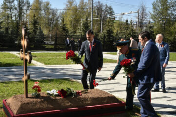 Также он почтил память Героя СССР Михаила Девятаева и Бориса Кузнецова.