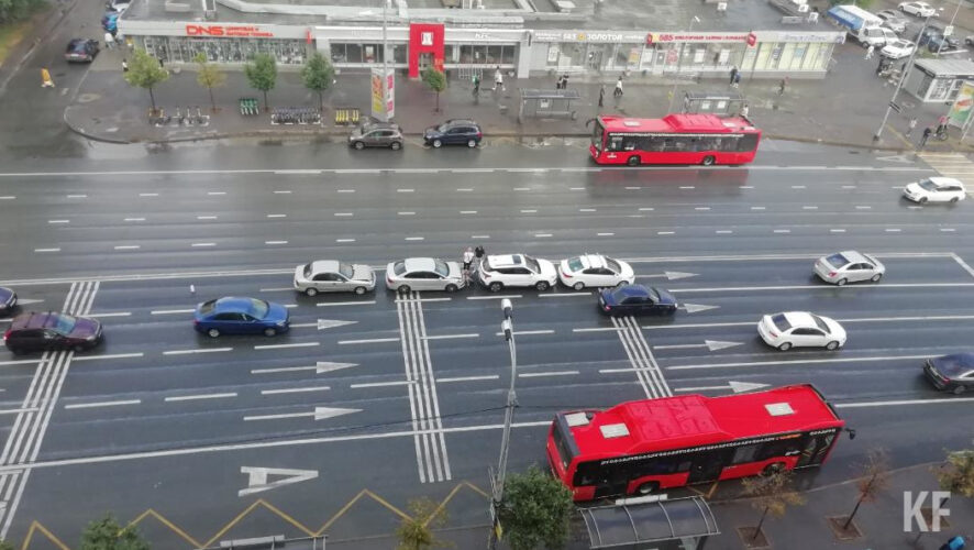 На одной из полос в сторону улицы Назарбаева друг за другом стоят четыре машины.