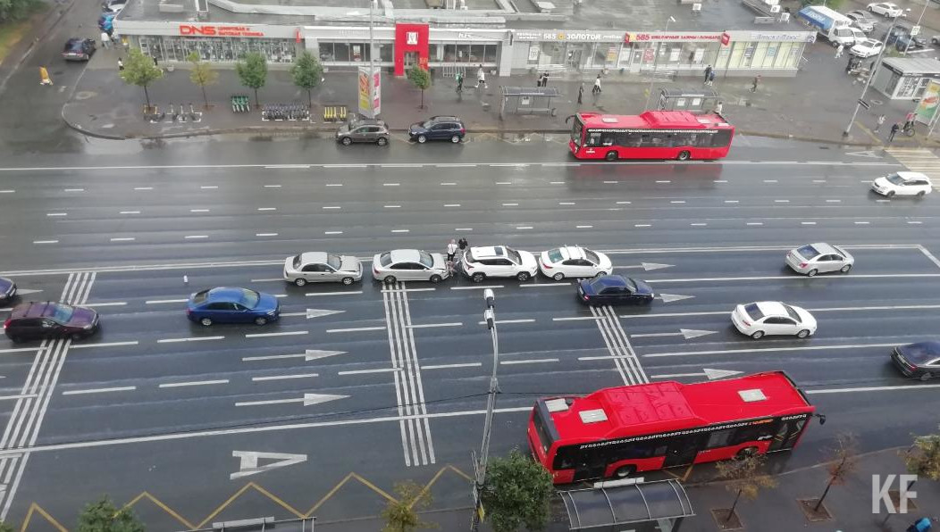 На одной из полос в сторону улицы Назарбаева друг за другом стоят четыре машины.