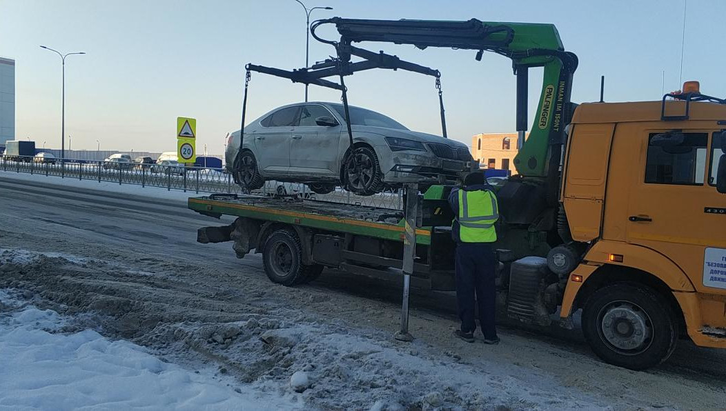 Машины припарковали с нарушением ПДД.