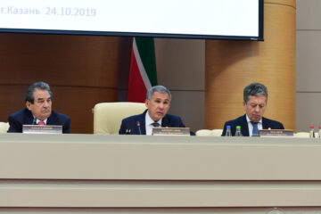 Президент Татарстана провёл совещание по итогам деятельности малых нефтяных компаний за 9 месяцев 2019 года.