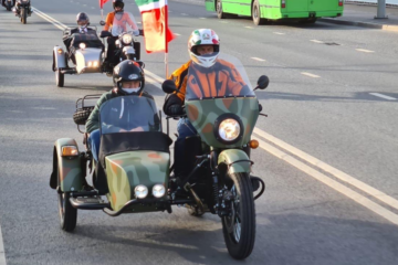 Более 300 мотоциклов собралось на праздничный парадный пробег по столице Татарстана.