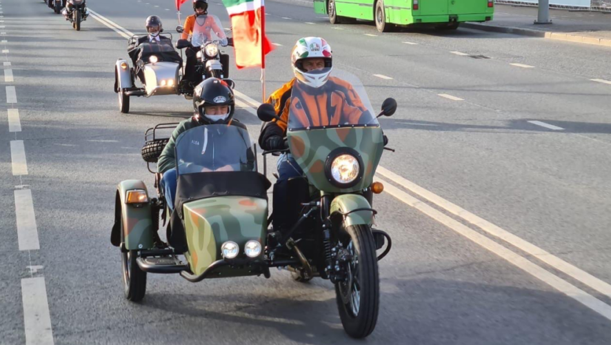 Более 300 мотоциклов собралось на праздничный парадный пробег по столице Татарстана.