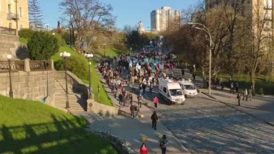 Останавливать толпу радикалов не собирались