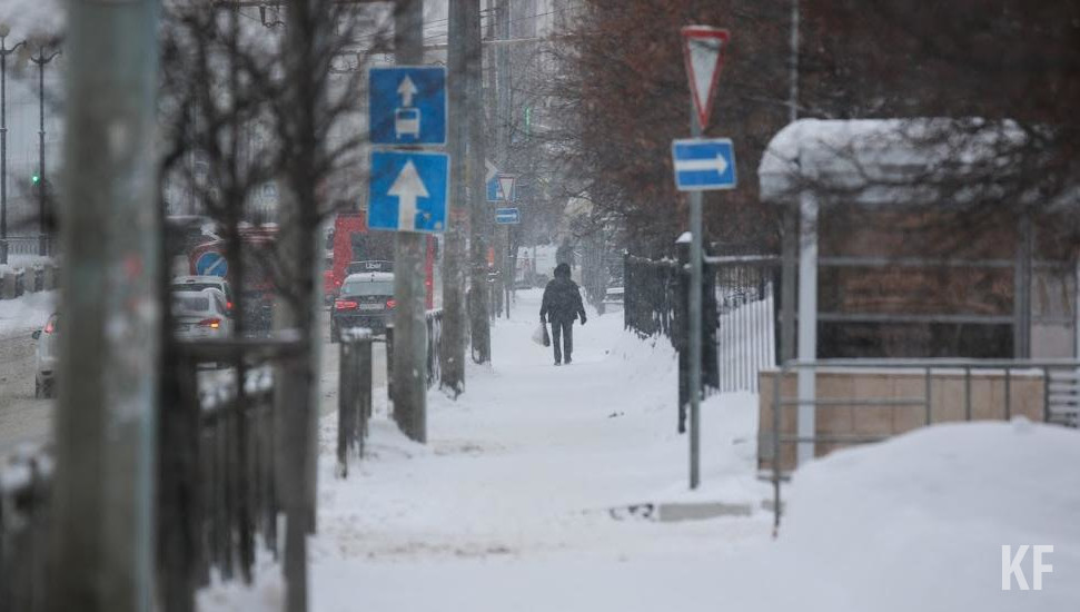 Также восстановили и заменили 24 дорожных знака и очистили от рекламных объявлений и граффити еще 293 конструкций.