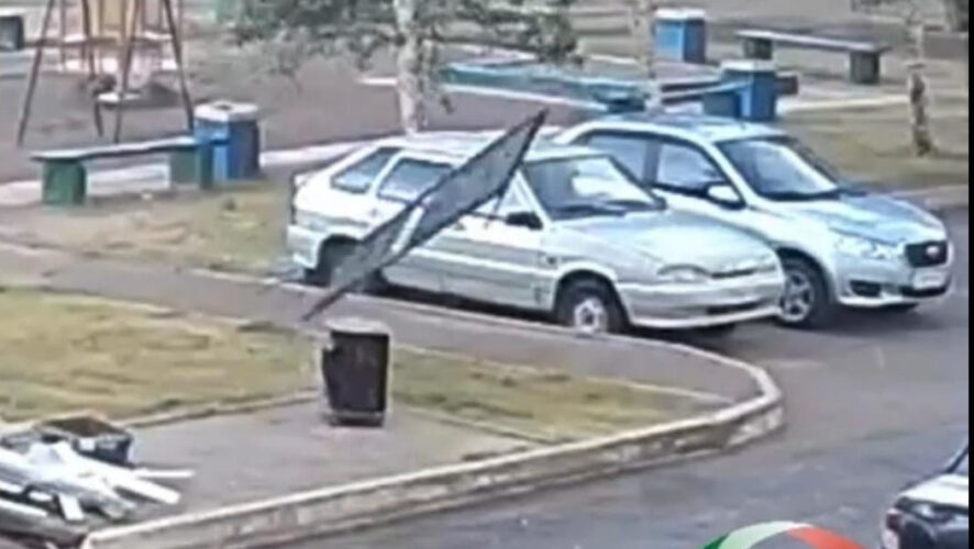 Ветер повалил деревья и повредил авто.