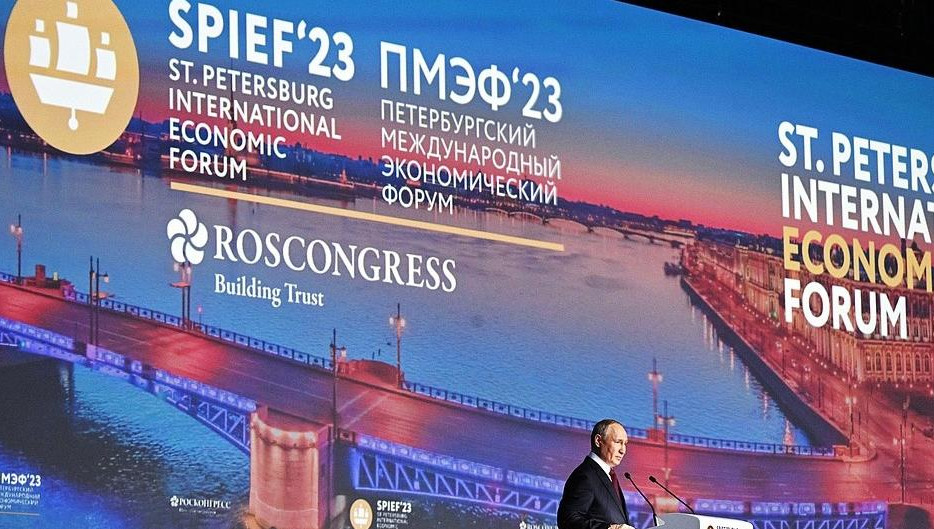 Для дальнейшей безопасности российских активов президент советовал вкладывать деньги в свою родную страну.