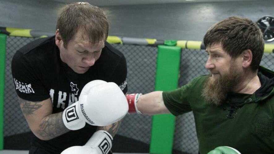 Во время тренировочного спарринга глава Чечни не жалел своего оппонента.