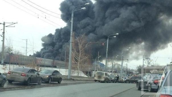 В эти минуты на улице Клары Цеткин в Казани горит торговый центр «Адмирал»