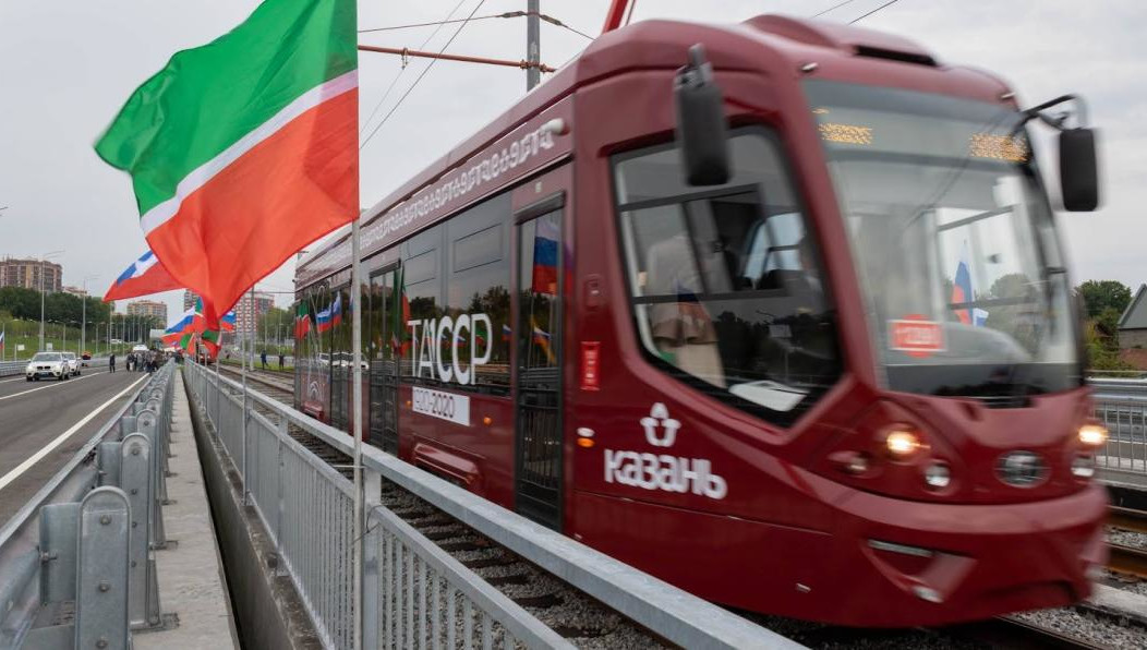 На пересечении улиц Зорге - Фучика сторонний транспорт повредил контактную сеть.