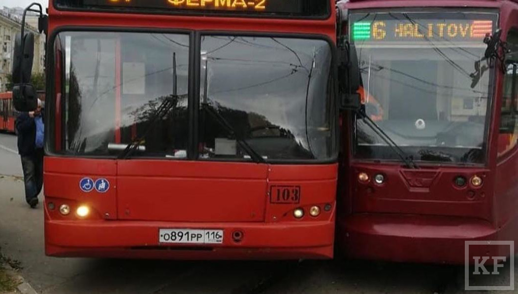В ДТП пострадала 49-летняя пассажирка автобуса.