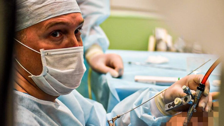 Мальчик подавился яблоком.