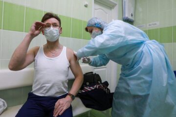 «При помощи вакцины от коронавируса нельзя чипировать человека»
