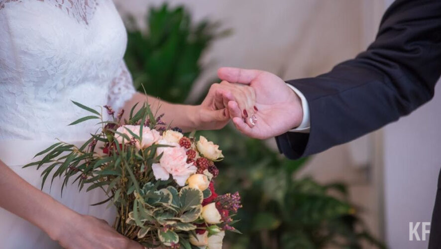 Из-за коронавируса церемонии бракосочетаний перенесли на более позднее время.