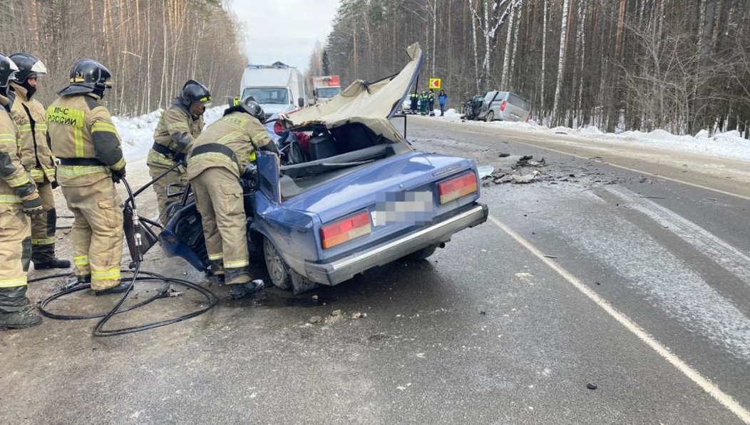 Легковушка выехала на встречку.
