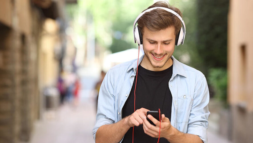 В первой половине апреля общий мобильный интернет-трафик в музыкальных сервисах снизился почти на 12% по сравнению с мартом. На фоне ограничений пользователи начали переходить в российские сервисы &ndash; наибольший рост зафиксирован в приложении Яндекс.Музыка.