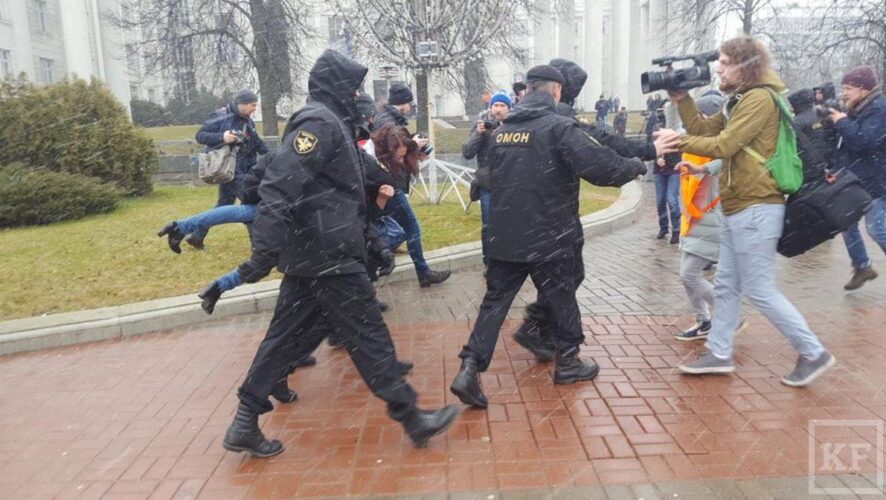 пришедших на несанкционированный митинг оппозиции в Минске