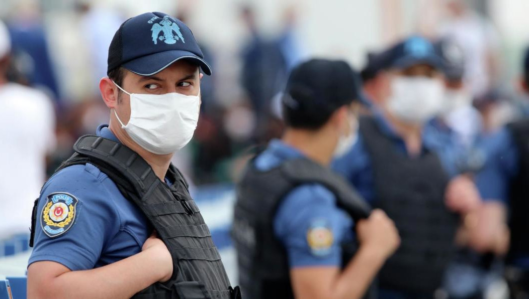 Мужчина заступился за жену.