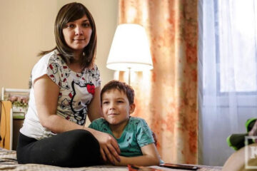 Больная раком груди 30-летняя Айгуль Фазыйлова согласилась на новый этап лечения.