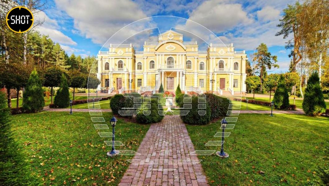 Недвижимость находится на участке 193 соток рядом с сосновым лесом и имеет дополнительные удобства