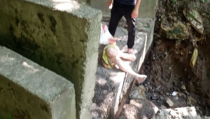 Она не смогла встать самостоятельно.