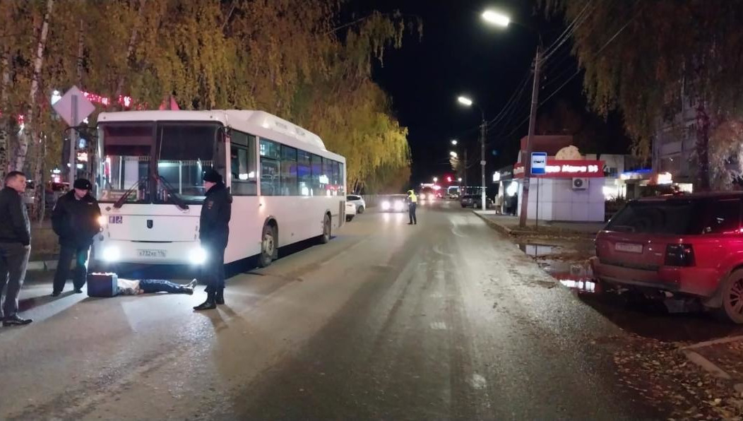 Мальчик перебегал проезжую часть в неположенном месте.