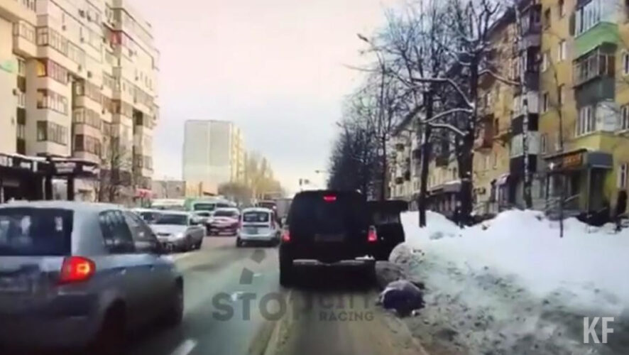 Пострадавшую бросили лежать в снегу без верхней одежды. Очевидцы вызвали скорую.