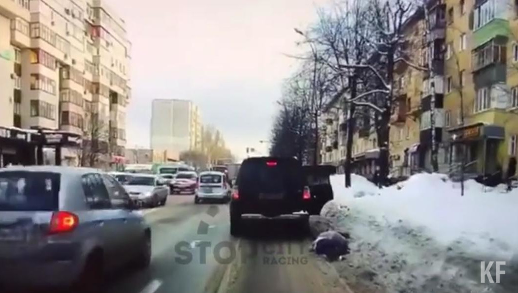 Пострадавшую бросили лежать в снегу без верхней одежды. Очевидцы вызвали скорую.